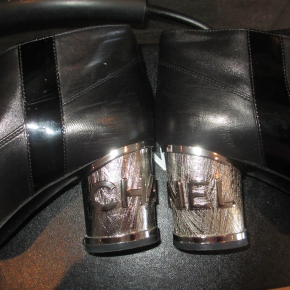 Authentic Chanel short black leather bootie size 39.5 made in Italy - Picture 3 of 14